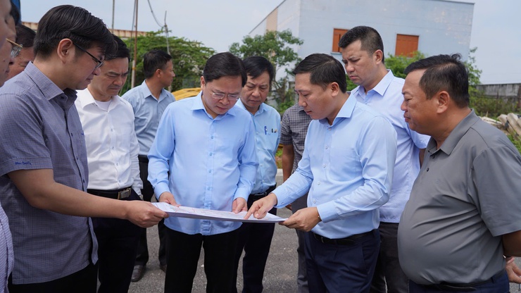 CHỦ TỊCH TỔNG LIÊN ĐOÀN LAO ĐỘNG VIỆT NAM KHẢO SÁT TÌNH HÌNH TRIỂN KHAI CÁC DỰ ÁN NHÀ Ở XÃ HỘI TẠI XÃ QUANG MINH- Ảnh 2.