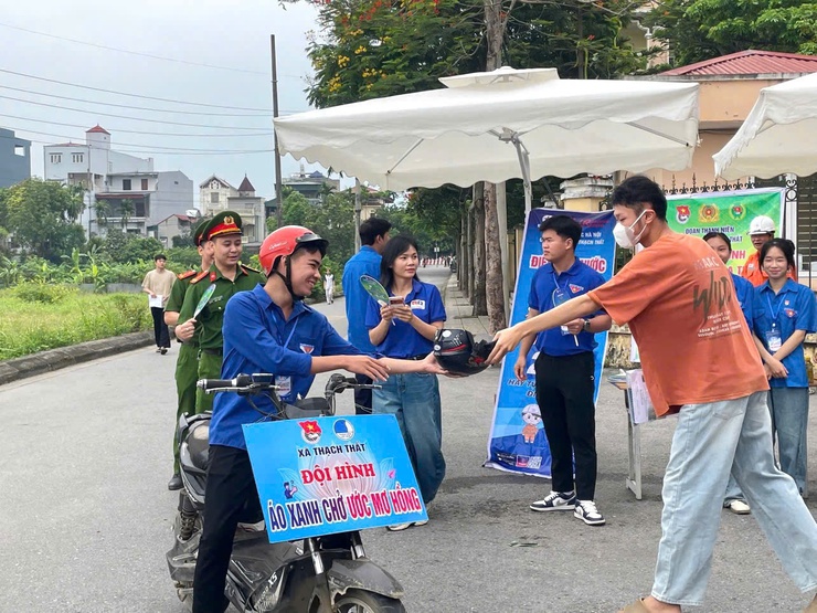 THẠCH THẤT: HƠN 100 TÌNH NGUYỆN VIÊN ĐỒNG HÀNH CÙNG THÍ SINH TRONG NGÀY THI ĐẦU TIÊN- Ảnh 2.
