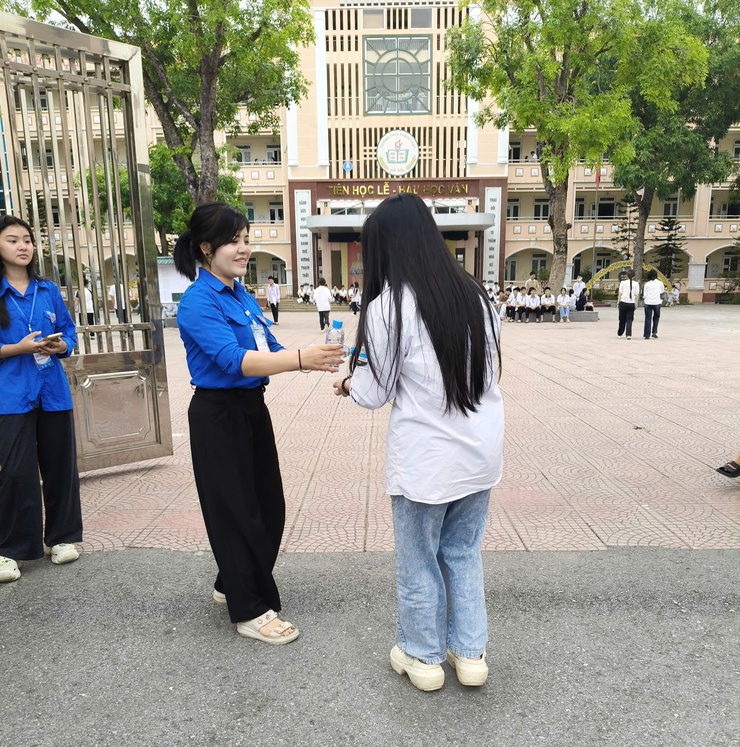 THẠCH THẤT: HƠN 100 TÌNH NGUYỆN VIÊN ĐỒNG HÀNH CÙNG THÍ SINH TRONG NGÀY THI ĐẦU TIÊN- Ảnh 3.
