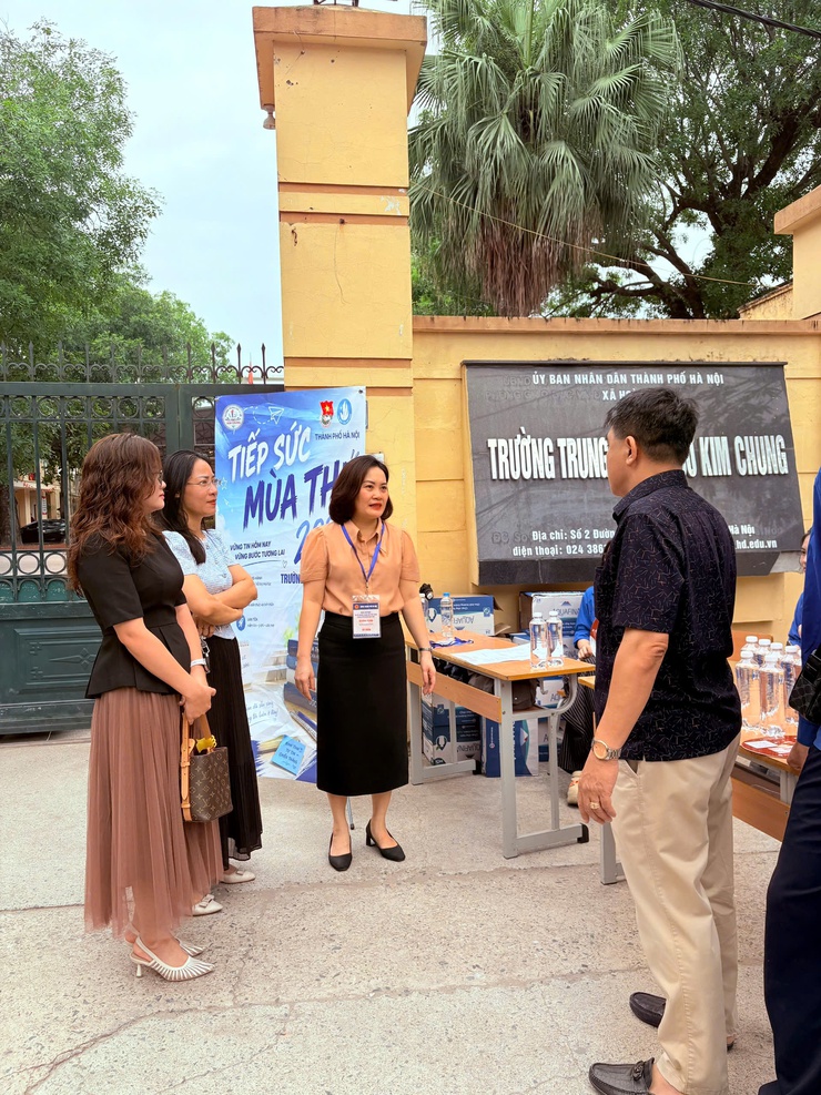 Đồng Thị Nga - UVBTV, Phó Chủ tịch UBND xã kiểm tra các điểm thi THPT trên địa bàn ngay đầu giờ sáng môn thi đầu tiên- Ảnh 1.