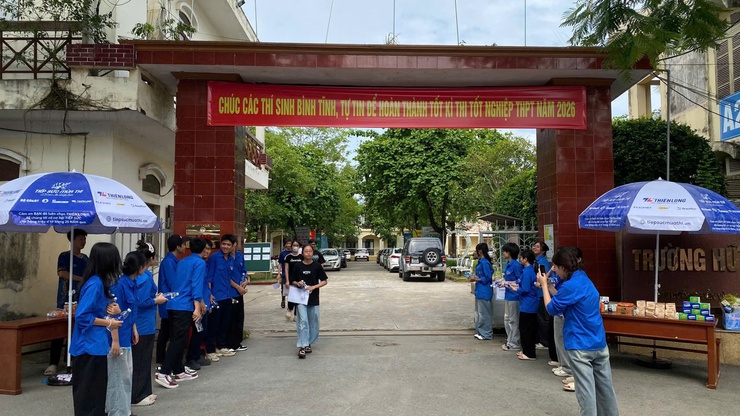 Hơn 1.400 thí sinh Sơn Tây làm thủ tục dự thi tốt nghiệp THPT năm 2026- Ảnh 1.