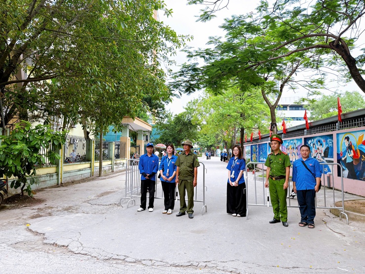 Phường Thanh Liệt chung tay tiếp sức thí sinh trong ngày đầu Kỳ thi tốt nghiệp THPT năm 2026- Ảnh 1.