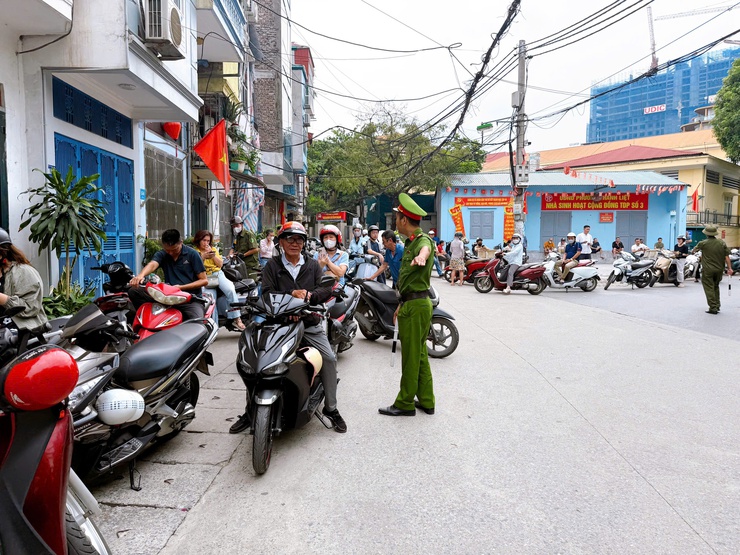 Phường Thanh Liệt chung tay tiếp sức thí sinh trong ngày đầu Kỳ thi tốt nghiệp THPT năm 2026- Ảnh 2.