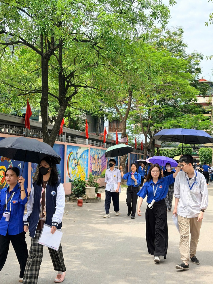 Phường Thanh Liệt chung tay tiếp sức thí sinh trong ngày đầu Kỳ thi tốt nghiệp THPT năm 2026- Ảnh 3.