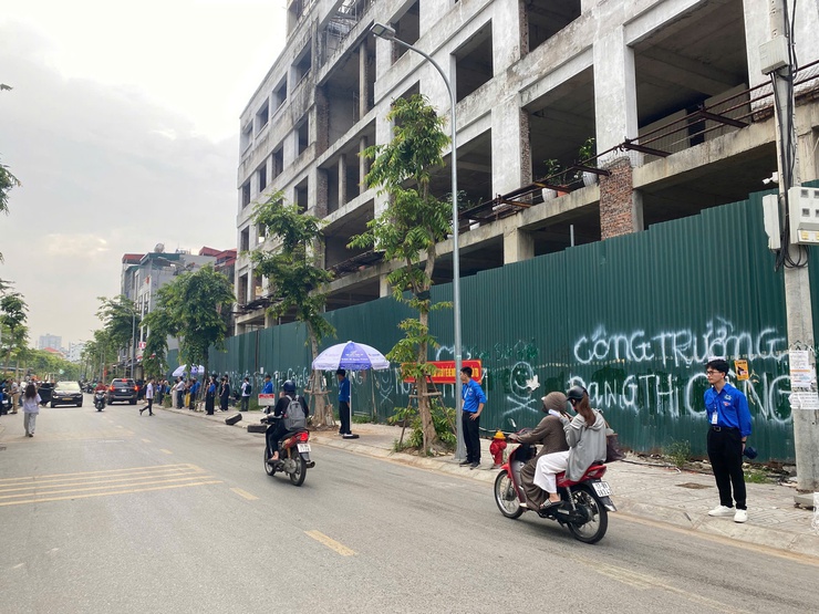 Phường Thanh Liệt chung tay tiếp sức thí sinh trong ngày đầu Kỳ thi tốt nghiệp THPT năm 2026- Ảnh 8.