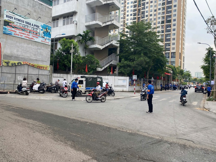 Phường Thanh Liệt chung tay tiếp sức thí sinh trong ngày đầu Kỳ thi tốt nghiệp THPT năm 2026- Ảnh 9.