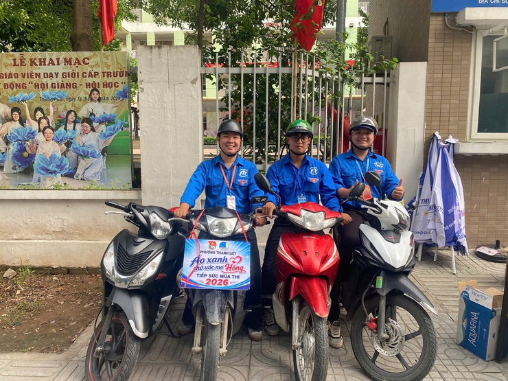 Phường Thanh Liệt chung tay tiếp sức thí sinh trong ngày đầu Kỳ thi tốt nghiệp THPT năm 2026- Ảnh 10.