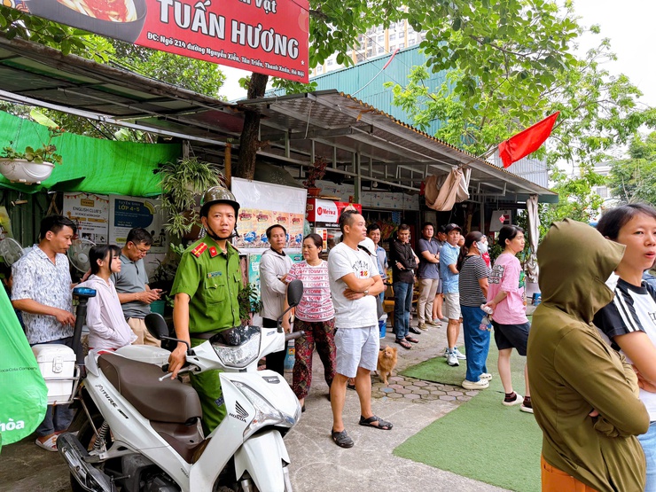 Phường Thanh Liệt chung tay tiếp sức thí sinh trong ngày đầu Kỳ thi tốt nghiệp THPT năm 2026- Ảnh 11.