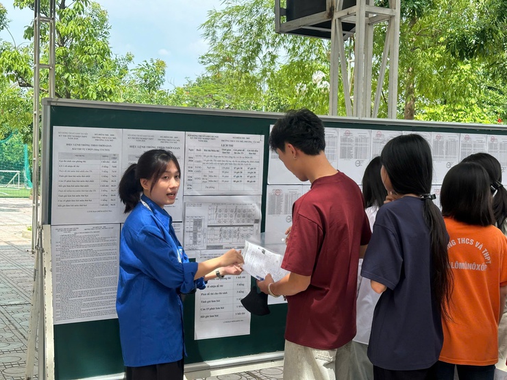Ngày đầu kỳ thi tốt nghiệp Trung học phổ thông năm 2026: Phường Tây Mỗ đảm bảo trường thi an toàn, đồng hành cùng học sinh- Ảnh 1.
