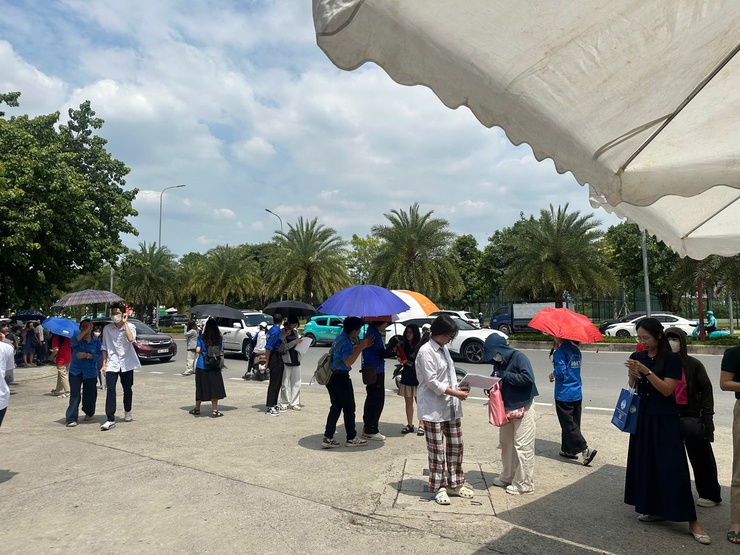 Ngày đầu kỳ thi tốt nghiệp Trung học phổ thông năm 2026: Phường Tây Mỗ đảm bảo trường thi an toàn, đồng hành cùng học sinh- Ảnh 2.
