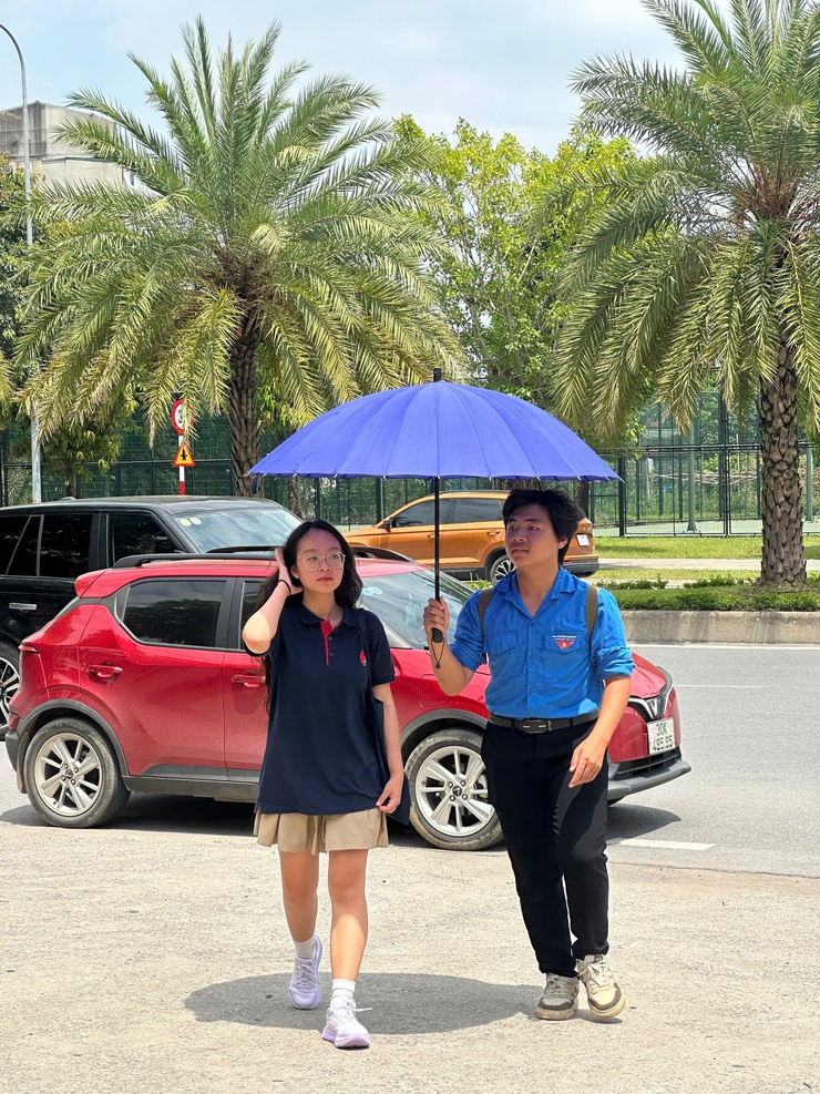 Ngày đầu kỳ thi tốt nghiệp Trung học phổ thông năm 2026: Phường Tây Mỗ đảm bảo trường thi an toàn, đồng hành cùng học sinh- Ảnh 4.