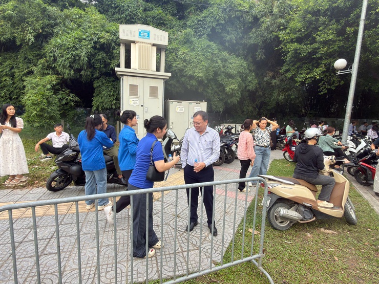Ngày đầu kỳ thi tốt nghiệp Trung học phổ thông năm 2026: Phường Tây Mỗ đảm bảo trường thi an toàn, đồng hành cùng học sinh- Ảnh 5.