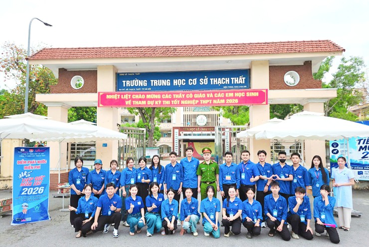 THẠCH THẤT: HƠN 100 TÌNH NGUYỆN VIÊN ĐỒNG HÀNH CÙNG THÍ SINH TRONG NGÀY THI ĐẦU TIÊN- Ảnh 5.