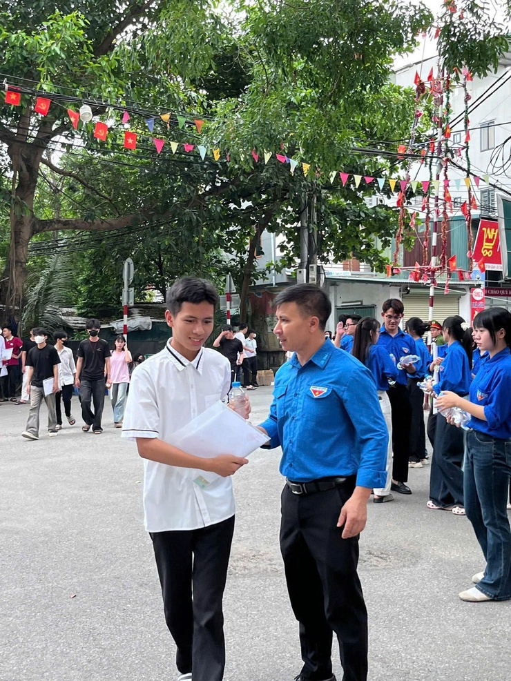 CÁC SĨ TỬ TẠI ĐIỂM THI TRƯỜNG THPT THANH OAI A TỰ TIN BƯỚC VÀO KỲ THI TỐT NGHIỆP THPT NĂM 2026- Ảnh 1.