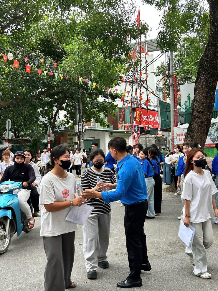 CÁC SĨ TỬ TẠI ĐIỂM THI TRƯỜNG THPT THANH OAI A TỰ TIN BƯỚC VÀO KỲ THI TỐT NGHIỆP THPT NĂM 2026- Ảnh 2.