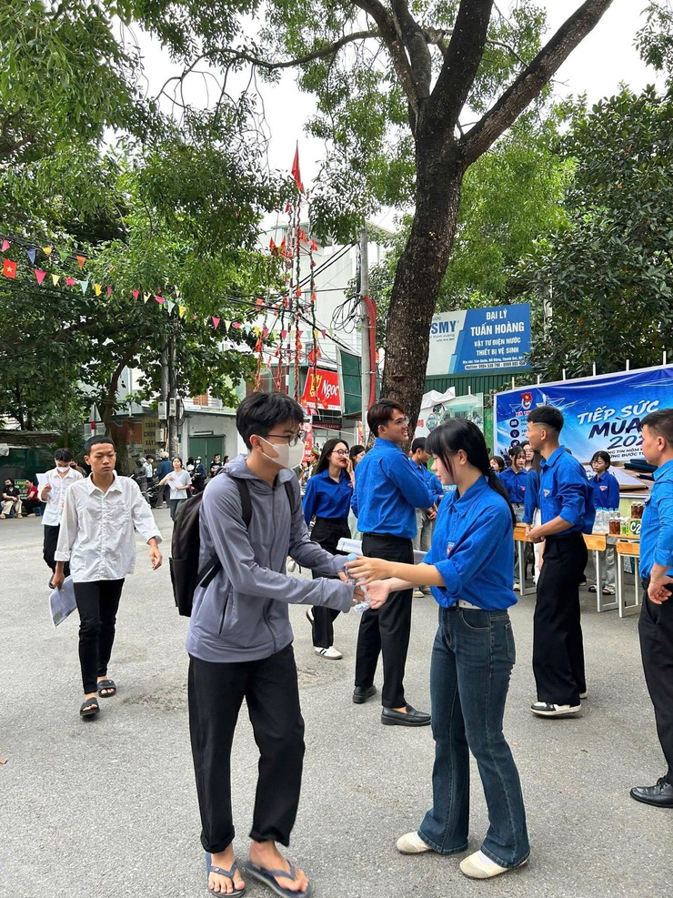 CÁC SĨ TỬ TẠI ĐIỂM THI TRƯỜNG THPT THANH OAI A TỰ TIN BƯỚC VÀO KỲ THI TỐT NGHIỆP THPT NĂM 2026- Ảnh 3.