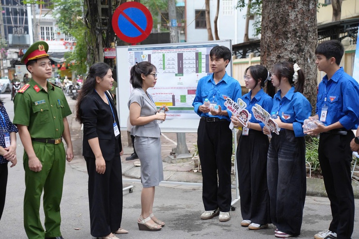 Thí sinh Hà Nội bước vào ngày thi đầu tiên của Kỳ thi tốt nghiệp THPT năm 2026- Ảnh 3.