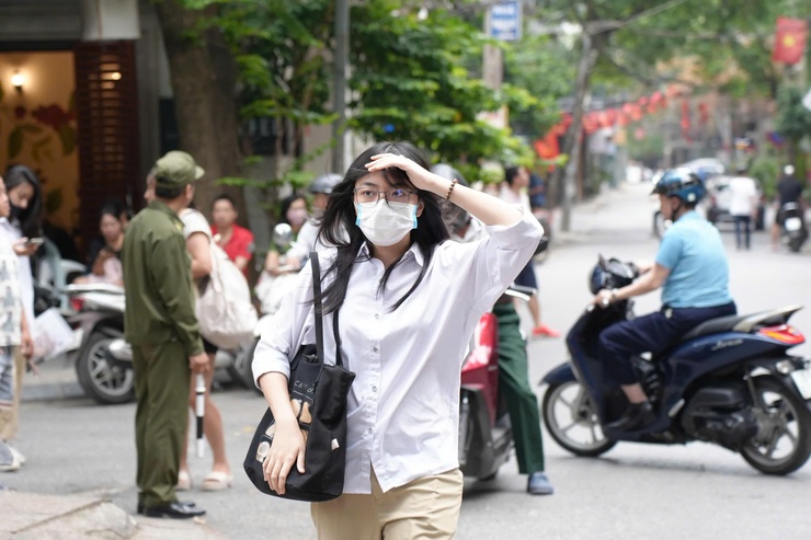 Thí sinh Hà Nội bước vào ngày thi đầu tiên của Kỳ thi tốt nghiệp THPT năm 2026- Ảnh 5.