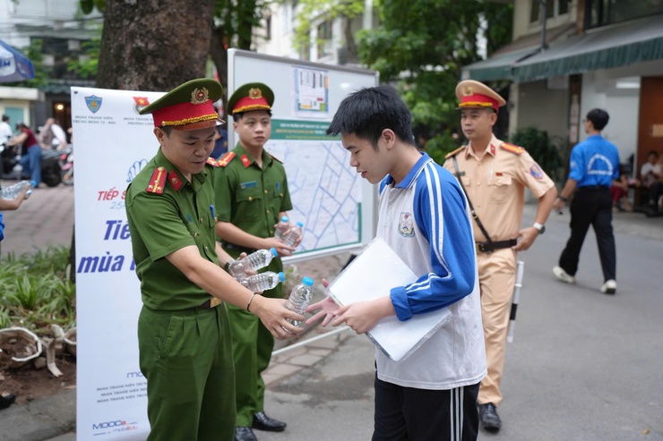 Thí sinh Hà Nội bước vào ngày thi đầu tiên của Kỳ thi tốt nghiệp THPT năm 2026- Ảnh 4.