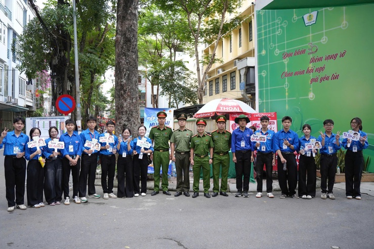 Thí sinh Hà Nội bước vào ngày thi đầu tiên của Kỳ thi tốt nghiệp THPT năm 2026- Ảnh 2.