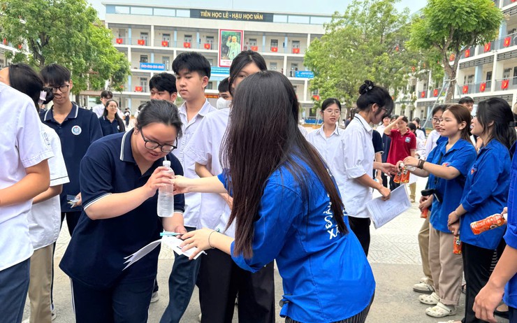 Không khí bên ngoài các điểm thi trong ngày đầu kỳ thi tốt nghiệp THPT năm 2026 trên địa bàn xã Bát Tràng- Ảnh 3.