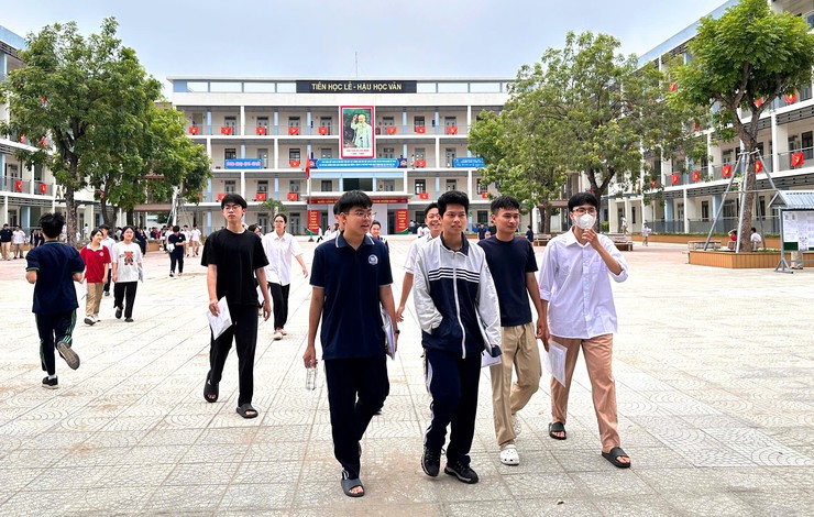 Không khí bên ngoài các điểm thi trong ngày đầu kỳ thi tốt nghiệp THPT năm 2026 trên địa bàn xã Bát Tràng- Ảnh 2.