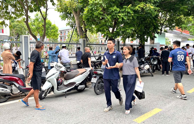 Không khí bên ngoài các điểm thi trong ngày đầu kỳ thi tốt nghiệp THPT năm 2026 trên địa bàn xã Bát Tràng- Ảnh 4.