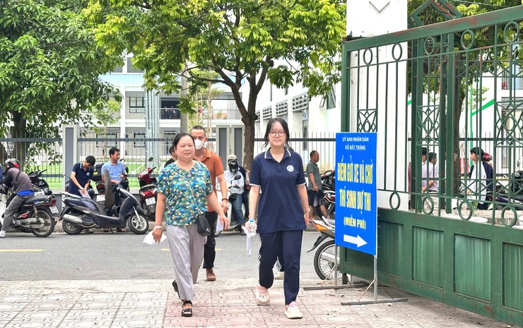 Không khí bên ngoài các điểm thi trong ngày đầu kỳ thi tốt nghiệp THPT năm 2026 trên địa bàn xã Bát Tràng- Ảnh 5.