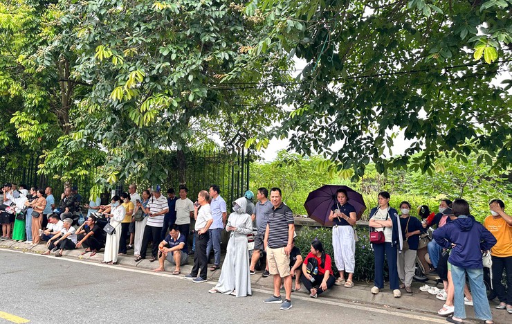 Không khí bên ngoài các điểm thi trong ngày đầu kỳ thi tốt nghiệp THPT năm 2026 trên địa bàn xã Bát Tràng- Ảnh 1.