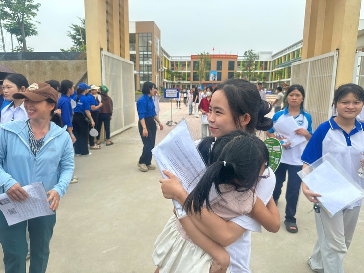 Ngày đầu tiên của kỳ thi tốt nghiệp THPT năm 2026 tại điểm thi trường THCS Trung Hòa, xã Phú Nghĩa diễn ra an toàn- Ảnh 4.