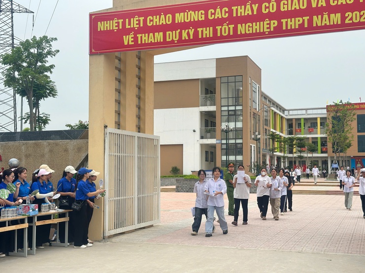 Ngày đầu tiên của kỳ thi tốt nghiệp THPT năm 2026 tại điểm thi trường THCS Trung Hòa, xã Phú Nghĩa diễn ra an toàn- Ảnh 5.
