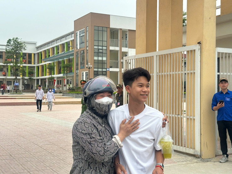 Ngày đầu tiên của kỳ thi tốt nghiệp THPT năm 2026 tại điểm thi trường THCS Trung Hòa, xã Phú Nghĩa diễn ra an toàn- Ảnh 7.