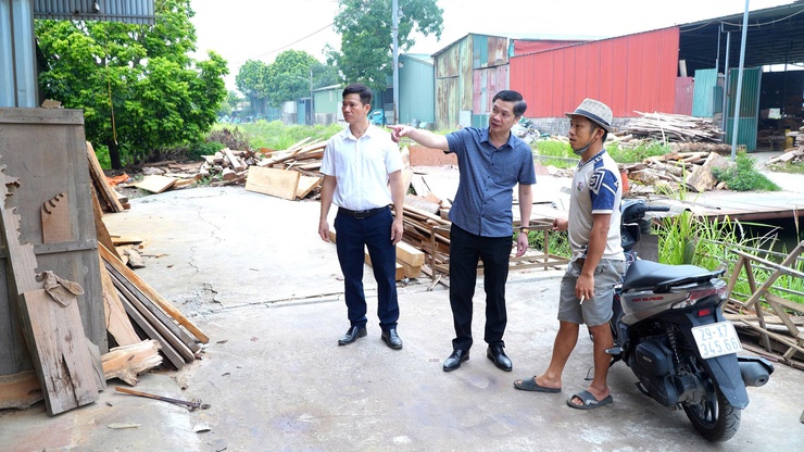 CHỦ TỊCH UBND XÃ ĐINH HỮU BÌNH KIỂM TRA THỰC ĐỊA CÁC DỰ ÁN GIAO THÔNG TRỌNG ĐIỂM, ĐÔN ĐỐC GIẢI PHÓNG MẶT BẰNG, THI CÔNG ĐẢM BẢO ĐÚNG TIẾN ĐỘ- Ảnh 1.