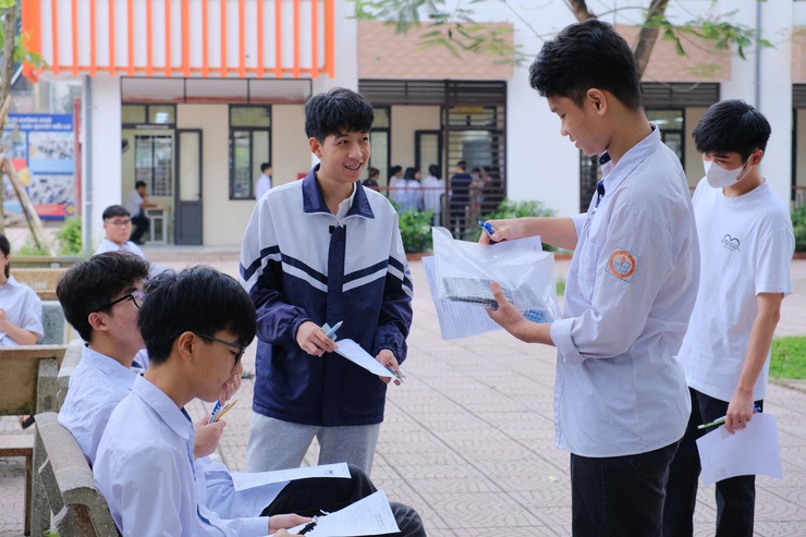 Các thí sinh phường Chương Mỹ hoàn thành môn thi đầu tiên của kỳ thi tốt nghiệp THPT năm 2026- Ảnh 2.