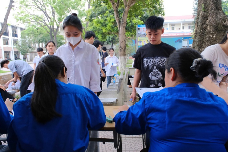 Các thí sinh phường Chương Mỹ hoàn thành môn thi đầu tiên của kỳ thi tốt nghiệp THPT năm 2026- Ảnh 4.