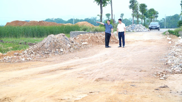 CHỦ TỊCH UBND XÃ ĐINH HỮU BÌNH KIỂM TRA THỰC ĐỊA CÁC DỰ ÁN GIAO THÔNG TRỌNG ĐIỂM, ĐÔN ĐỐC GIẢI PHÓNG MẶT BẰNG, THI CÔNG ĐẢM BẢO ĐÚNG TIẾN ĐỘ- Ảnh 2.
