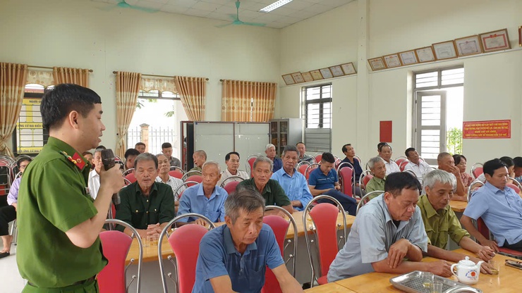 Tổ đại biểu số 4 HĐND xã Hòa Phú tiếp xúc cử tri tại nhà văn hóa thôn Hợp Nhất- Ảnh 2.