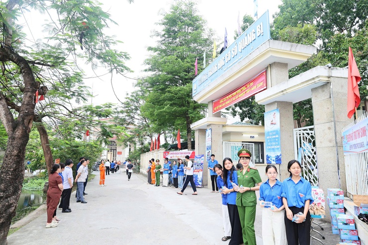 Hơn 500 thí sinh tại điểm thi THCS Quảng Bị tự tin bước vào ngày thi đầu tiên Kỳ thi tốt nghiệp THPT năm 2026- Ảnh 4.