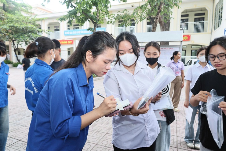 Hơn 500 thí sinh tại điểm thi THCS Quảng Bị tự tin bước vào ngày thi đầu tiên Kỳ thi tốt nghiệp THPT năm 2026- Ảnh 5.