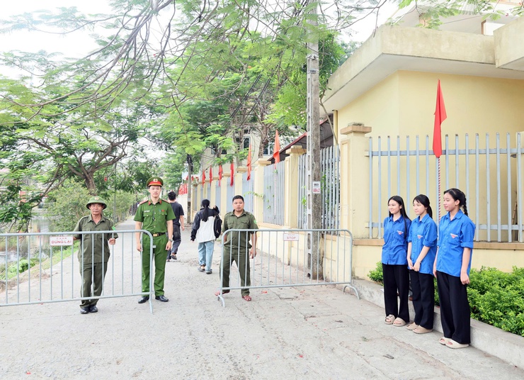 Hơn 500 thí sinh tại điểm thi THCS Quảng Bị tự tin bước vào ngày thi đầu tiên Kỳ thi tốt nghiệp THPT năm 2026- Ảnh 7.