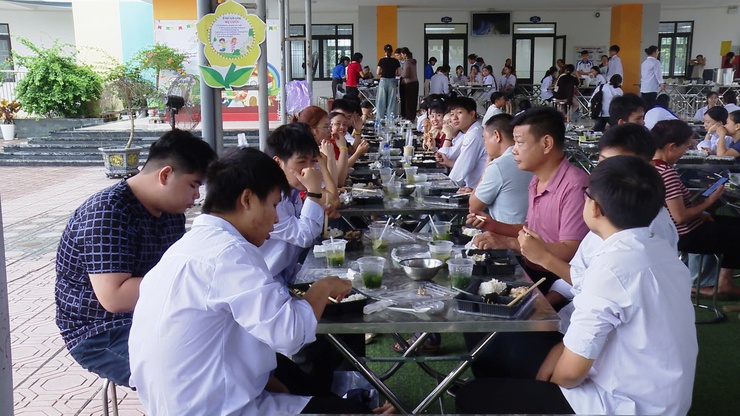 ỨNG HOÀ: HƠN 1.000 SUẤT CƠM YÊU THƯƠNG TIẾP SỨC SĨ TỬ TRONG KỲ THI TỐT NGHIỆP THPT NĂM 2026- Ảnh 11.