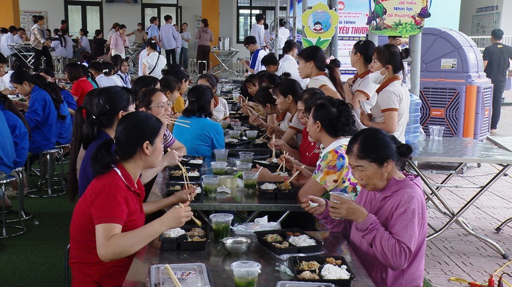 ỨNG HOÀ: HƠN 1.000 SUẤT CƠM YÊU THƯƠNG TIẾP SỨC SĨ TỬ TRONG KỲ THI TỐT NGHIỆP THPT NĂM 2026- Ảnh 12.