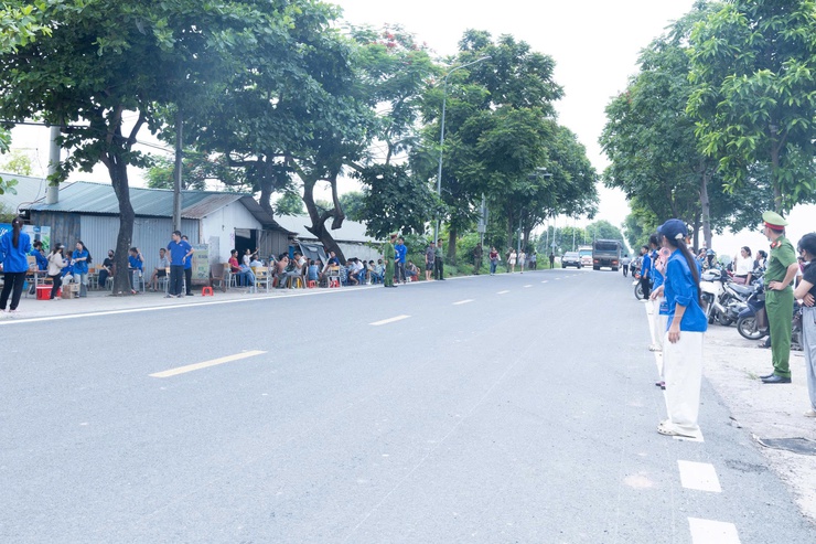 455 thí sinh tự tin bước vào ngày thi đầu tiên Kỳ thi tốt nghiệp THPT năm 2026 tại điểm thi Trường THPT Trần Đăng Ninh- Ảnh 3.