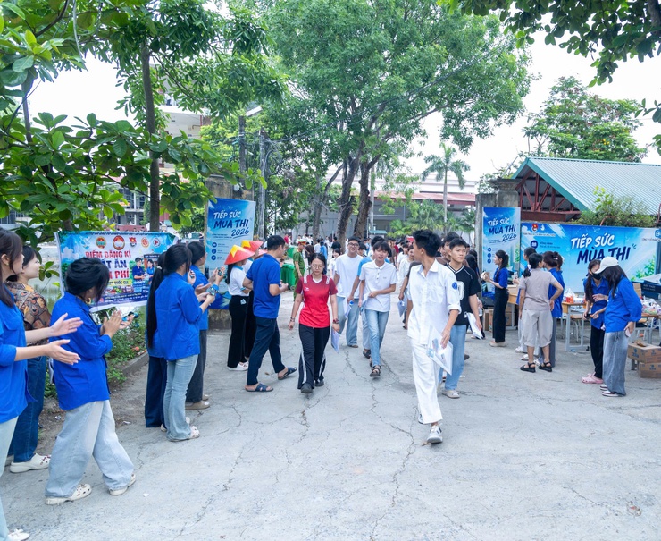 455 thí sinh tự tin bước vào ngày thi đầu tiên Kỳ thi tốt nghiệp THPT năm 2026 tại điểm thi Trường THPT Trần Đăng Ninh- Ảnh 1.