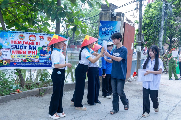 455 thí sinh tự tin bước vào ngày thi đầu tiên Kỳ thi tốt nghiệp THPT năm 2026 tại điểm thi Trường THPT Trần Đăng Ninh- Ảnh 2.