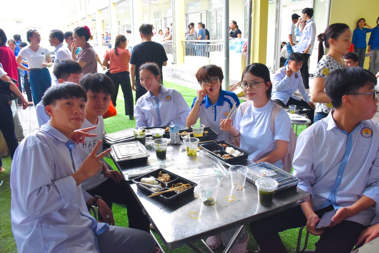 ỨNG HOÀ: HƠN 1.000 SUẤT CƠM YÊU THƯƠNG TIẾP SỨC SĨ TỬ TRONG KỲ THI TỐT NGHIỆP THPT NĂM 2026- Ảnh 18.