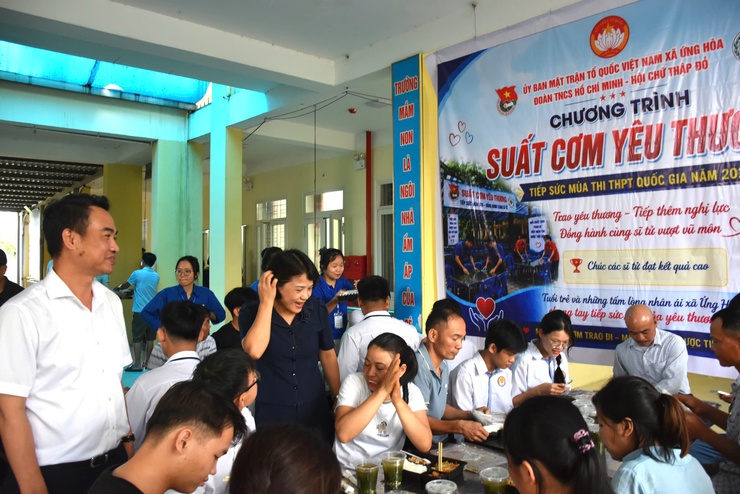 ỨNG HOÀ: HƠN 1.000 SUẤT CƠM YÊU THƯƠNG TIẾP SỨC SĨ TỬ TRONG KỲ THI TỐT NGHIỆP THPT NĂM 2026- Ảnh 1.