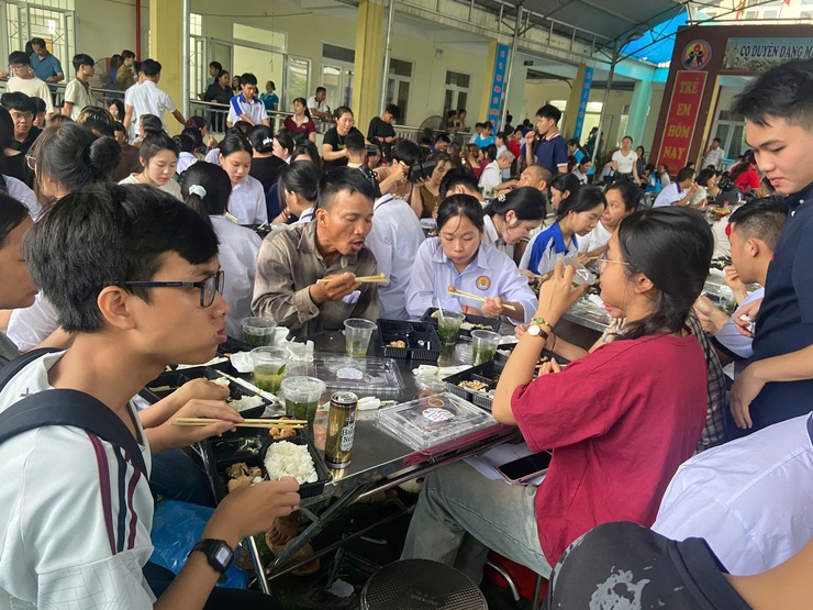 ỨNG HOÀ: HƠN 1.000 SUẤT CƠM YÊU THƯƠNG TIẾP SỨC SĨ TỬ TRONG KỲ THI TỐT NGHIỆP THPT NĂM 2026- Ảnh 14.