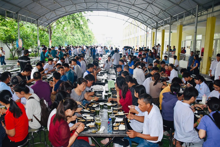ỨNG HOÀ: HƠN 1.000 SUẤT CƠM YÊU THƯƠNG TIẾP SỨC SĨ TỬ TRONG KỲ THI TỐT NGHIỆP THPT NĂM 2026- Ảnh 2.