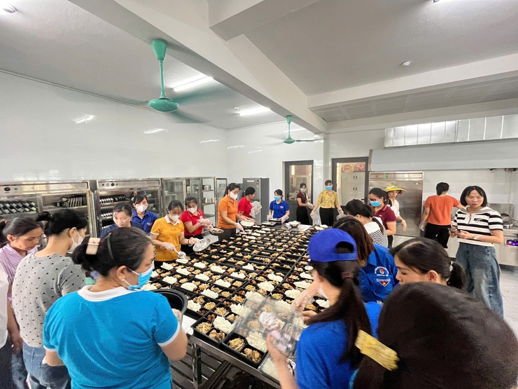 ỨNG HOÀ: HƠN 1.000 SUẤT CƠM YÊU THƯƠNG TIẾP SỨC SĨ TỬ TRONG KỲ THI TỐT NGHIỆP THPT NĂM 2026- Ảnh 7.